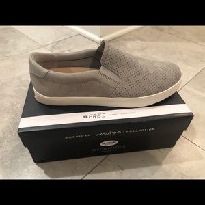 DR SCHOLLS SLIDE ON SNEAKERS